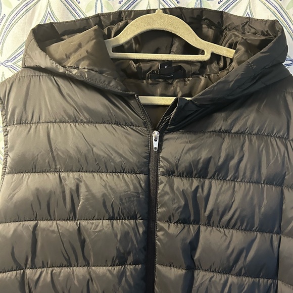 EUC Swiss Tech Black Quilted Vest w/Front Pockets & 2 Way Zipper, Elastic Waist - Picture 2 of 13